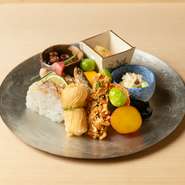 だんだんと季節が変わり、使われる食材や器が変わっていくのが楽しみ。普段の忙しい生活の中で見落としがちな、春夏秋冬だけではない微妙な季節の移ろいを感じられるような、会話の糸口になるような一皿です。