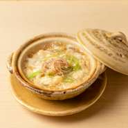 6月～9月の旬の時期のみ提供される、アナゴを使った柳川鍋。小鍋仕立てで、くつくつと煮立ったところで提供してくれます。音や香り、ふたを開けた時に上がる湯気もご馳走。ほっとする味わいです。