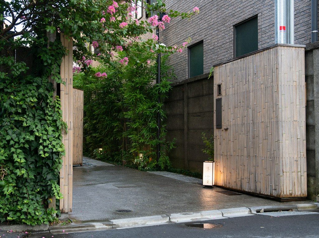 竹や季節の下草、虫の音が聞こえ、心が整う静かなアプローチ