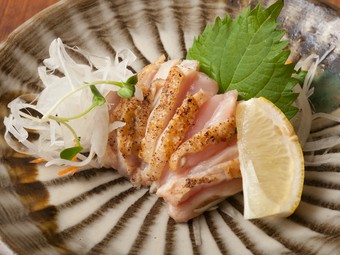 薬味がアクセント。新鮮な地鶏の旨さを実感できる『モモたたき』