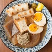 【鷹仁】の名物料理の一つ。鶏ガラと和風だしでつくられた特製だしのおでんです。風味豊かなだしは、ほっと心が和む優しい味わい。前日から仕込むことで、具材にしっかりと味が染みています。大根もとろりと柔らか。