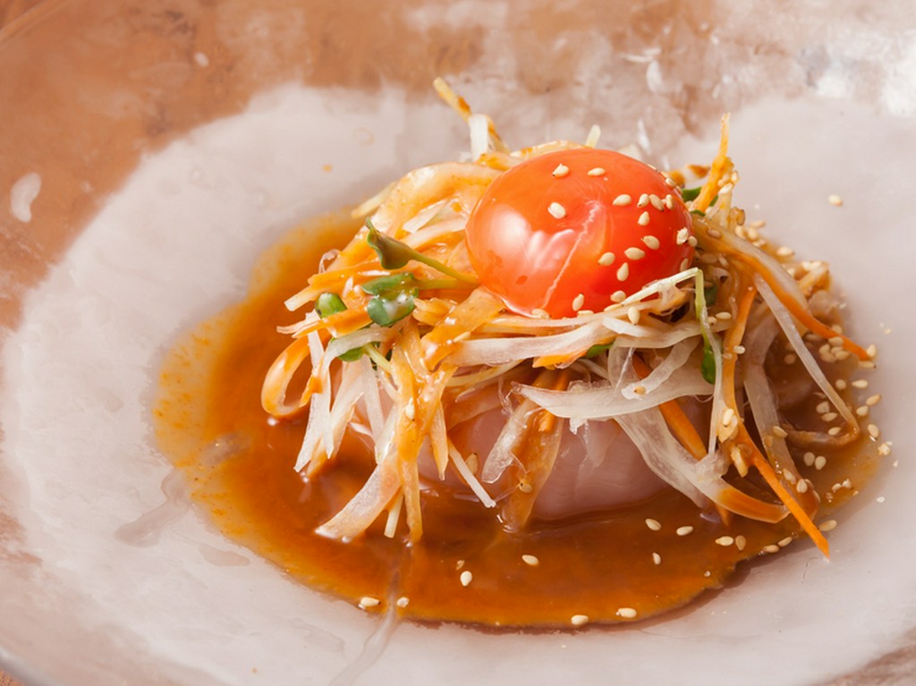 濃厚な味の卵と淡白なささみが絡み合う『ユッケ』