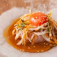 ささみのぷりぷりとした歯ごたえを満喫できる一品。濃厚な蘭王卵の黄身がのっています。とろりとした卵黄が肉によく絡み、滑らかな口当たりに。また、コクとまろやかさが加わり、深みのある味わいを楽しめます。