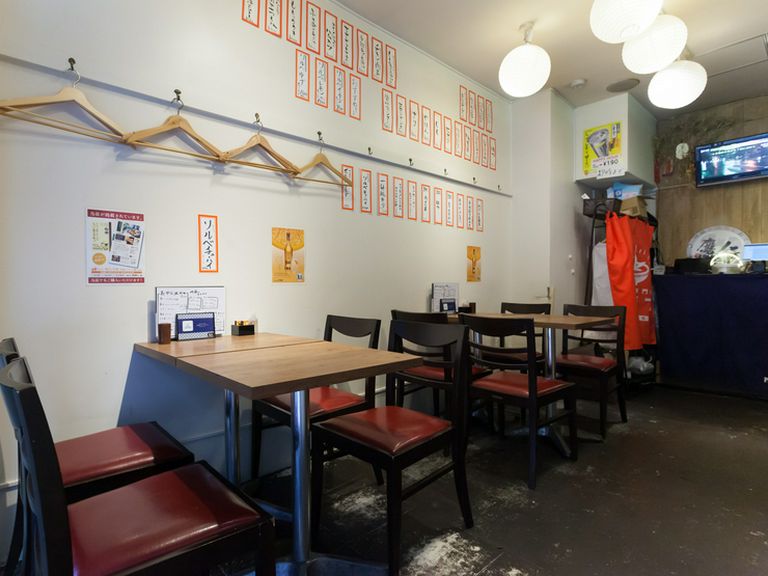 カジュアルな雰囲気の1階は、和気あいあいと楽しく飲みたい時に