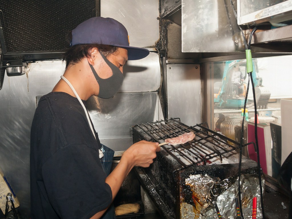 修業で培った職人技で、焼鳥を一串一串丁寧に焼き上げる田渕氏