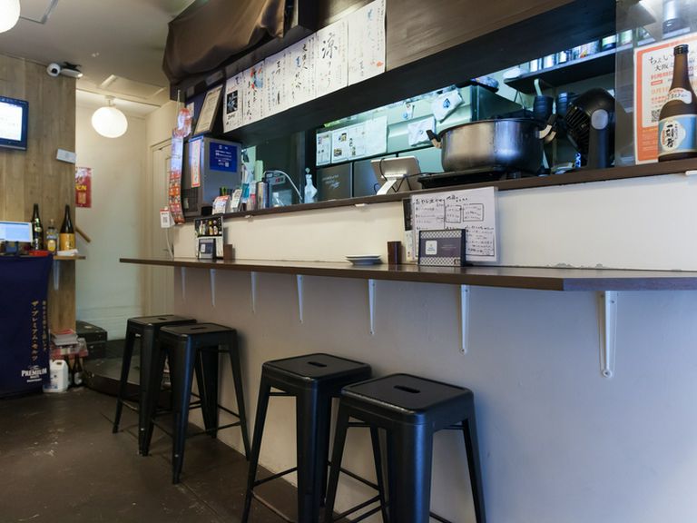 スタッフとの距離も近く、アットホームな雰囲気のカウンター席