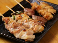 本格炭火焼き。刺身で食べられるほど新鮮な朝引き地鶏を使用した『焼鳥五種盛り』