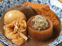 特製Wだしがおいしさの鍵。深みのあるコクと旨みがたまらない『鶏だしおでん五種盛り』