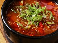 スパイスが効いた旨辛メニュー。麻婆麺専門店の味を満喫できる『四川鶏麻婆豆腐』