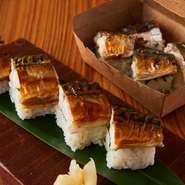 当店では炙り〆鯖の棒寿司が名物ですが、テイクアウト用には焼鯖の棒寿司。焼鯖の脂と酢飯が相性よし。