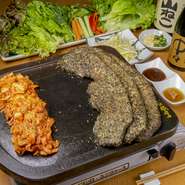 数種類のハーブをブレンドして作っているオリジナルハーブをたっぷりつけて焼き上げています。