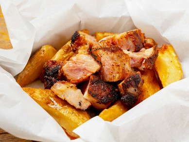 バリエーション豊富な料理を囲んで盛り上がる歓送迎会