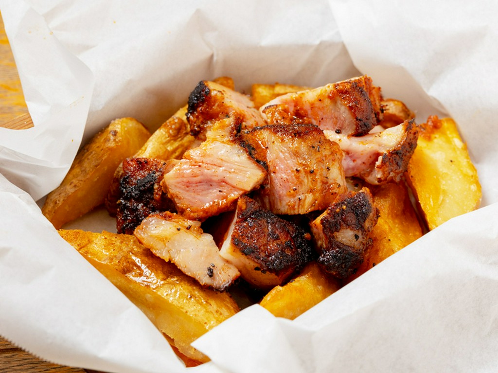 お酒のお供にぴったり『スパイスでマリネしたスペイン産豚肩ロースの鉄板焼き』