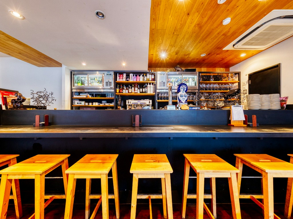 スペイン産ワインを厳選。バスクの白ワイン「チャコリ」も