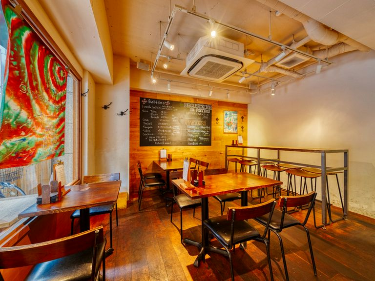 大きな窓から明るい陽射しが差し込む、開放感のある店内