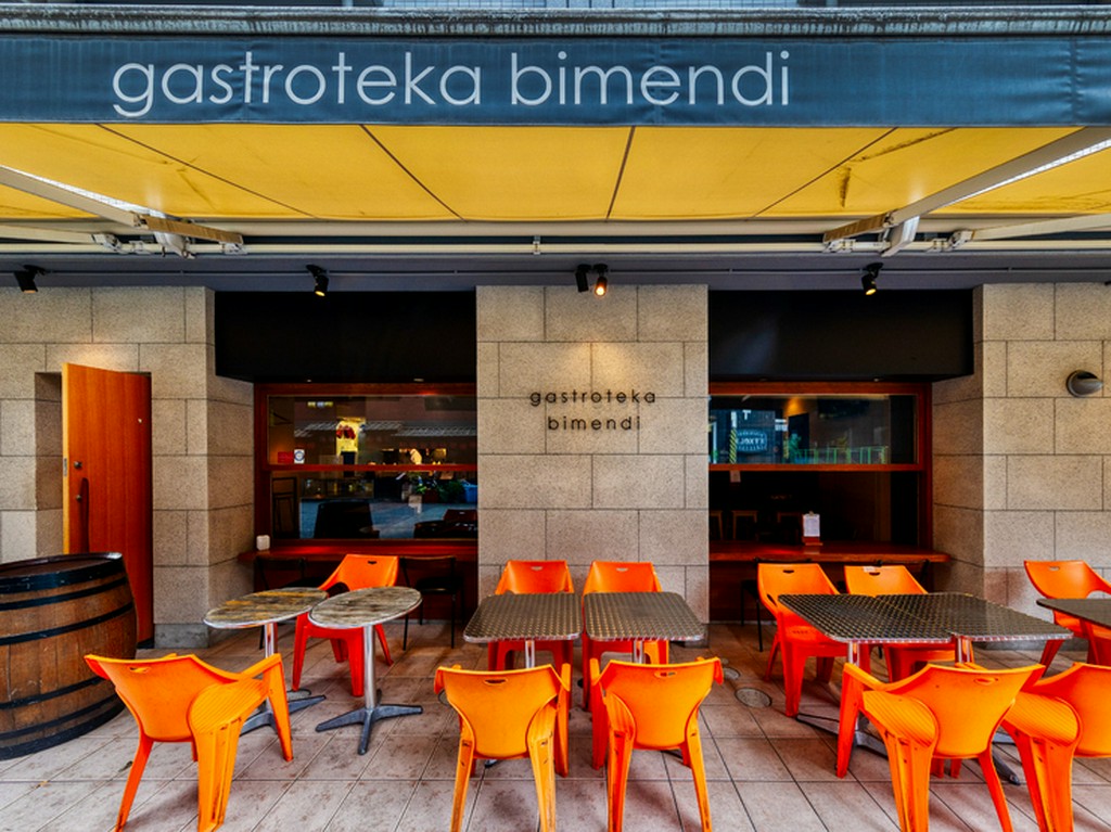 本場スペインのバルさながらの空気感が心地よいテラス席