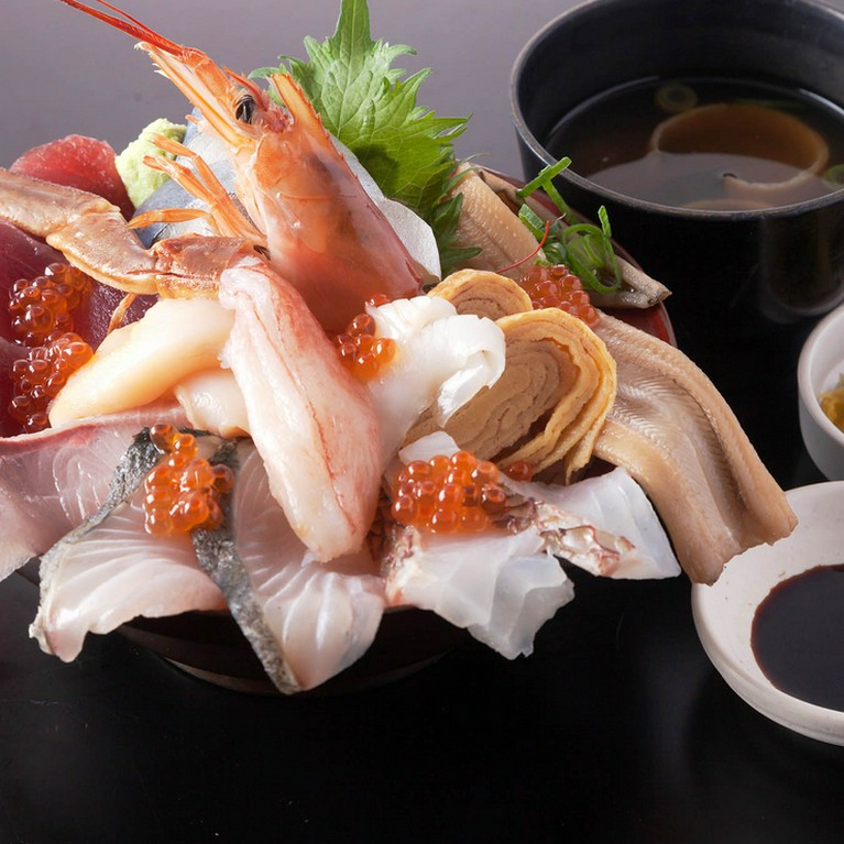 当店のイチ押し！豪快海鮮丼！溢れんばかりの豪快な海鮮丼です！