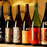 料理の傍らでその旨みを感じることができ、食との絶妙なマリアージュが堪能できる日本酒。料理と共に味わうことで酒の奥深さが引き立ち、食事の楽しみを豊かにしてくれます。