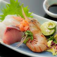 宴会や大切な集まりに最適な環境を提供。四季折々の食材を活かした美しい京料理を楽しみながら、歓談のひとときを過ごせます。どのシーンにもふさわしい、特別な時間をお届け。