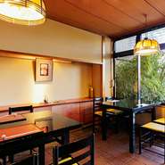 会食や商談などのビジネスシーンに最適です。季節の食材をふんだんに使用したおいしい料理と、心温まるおもてなしが魅力的。ゆったりとくつろぎながら、商談を進められます。