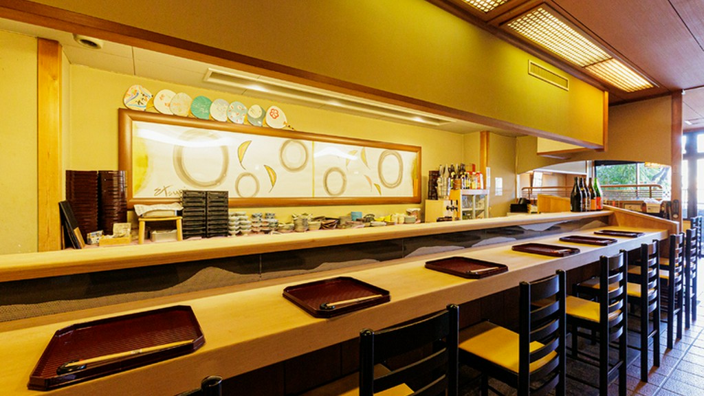 日常の喧騒を忘れられる広々としたカウンター席