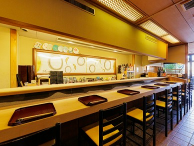 日常の喧騒を忘れられる広々としたカウンター席