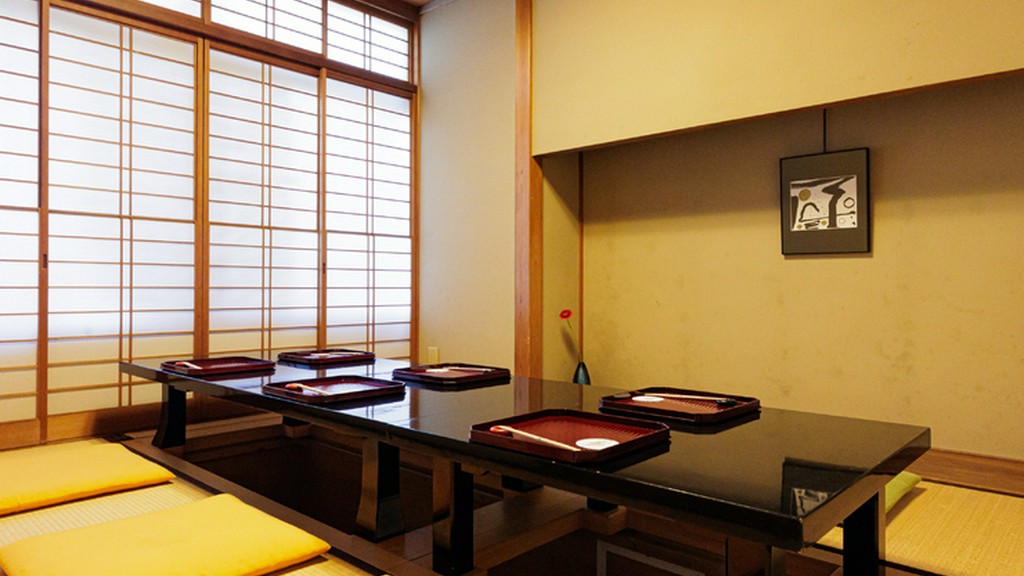 プライバシーを守りながら食事を味わえる個室も完備