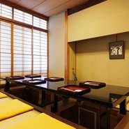 天井が高く広々とした和室の個室は、会食や接待にふさわしい空間です。また、少人数向けの個室も完備しているので、記念日やデートなど、プライベートな利用にもぴったりです。