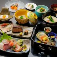 四季折々の食材をふんだんに用い、伝統的な京料理に舌鼓を打てるオススメのプラン。食前酒から始まり先付け、煮物椀、止椀など季節の移ろいを表現した逸品を満喫できます。手頃な価格でオーダーできるのも魅力。