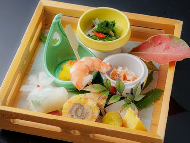 春夏秋冬の美味と美しさを大切に盛付けられた『前菜』
