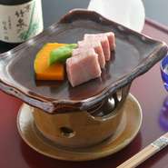 広島県内に牧場を持っている精肉店から直接入手している国産黒毛和牛を、好みの焼き加減で味わう陶板焼きです。味付けはシンプルに藻塩、もしくは自家製の漬けダレで。