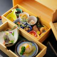 引き出しをそっと開けると、一つ一つ丁寧に仕上げた華やかな料理が目に飛び込み、京の四季を感じさせてくれます。土鍋でふっくら炊き上げたご飯と共にいただくことで、料理の味わいがさらに際立つ。