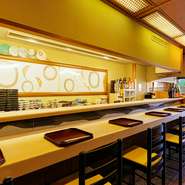 一皿ごとに五感と心に感動を届けることを目指し、特別な一瞬をつくり上げている料理人。「どうすれば喜んでいただけるか」を常に考え、目配り、気配り、心配りを大切に、温かな心遣いでゲストを迎え入れています。