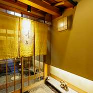 京都鴨川沿いに位置しており、5月から9月にかけて鴨川納涼床を楽しめます。一年を通じて、自然や風土、そして人々のつながりを大切にする空間が広がり、そこに集う人々を優しく包み込む雰囲気が魅力的なお店です。