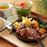 スープ、サラダ付き
パンor雑穀米からお選び頂けます。
＋280円でお得なドリンクバー
＋350円でデザートセット（ベイクドレモンタルト小菓子添え）