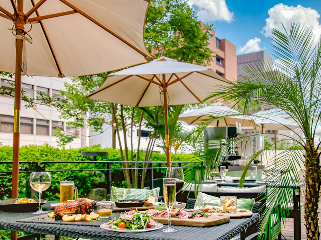 都会の喧騒を忘れてのんびりとくつろげる、36席のテラス席