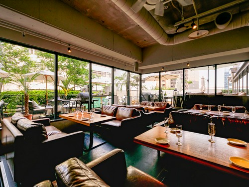 ゆったり過ごせるソファー席が並ぶ、居心地のよい空間