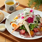 平日1,380円～／土日祝はドリンクバー付きで1,680円～となっております。