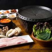 韓国焼肉の定番！！厚切りで肉汁たっぷりのジューシーな豚バラ肉を隙間なく詰め込み焼き上げる料理は元気になること間違いなしの一品です。