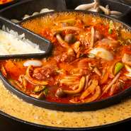 韓国の鉄板料理の一つでお客様からも大評判の一品です！特別に調合した甘辛のダッガルビに大量のチーズを加えることでマイルドな味わいになり、お酒が進むこと間違いなし！