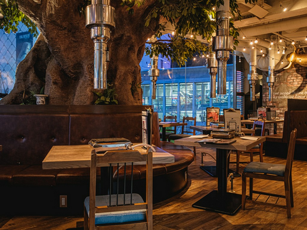 こだわりのオシャレな空間で焼肉を楽しむ