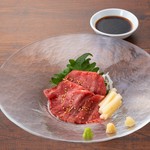 プチプチいくらとユッケの食感が楽しい肉寿司
