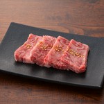 粘りのあるとろろと、ねっとり食感のユッケを一緒にどうぞ
※当店のユッケは生ハム加工を施した牛ユッケ（非加熱食肉製品）を使用しております。