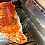 お客様のお好みをお伺いし、目の前で豪快に焼く芸術品。

