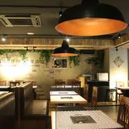 食事を楽しむ空間を最高な場所へと演出します。接待で、ご家族で、デートで...様々なシーンでのご利用ができるよう店舗づくりにもこだわりました。特別なご要望にも可能な限りお応え致します。
