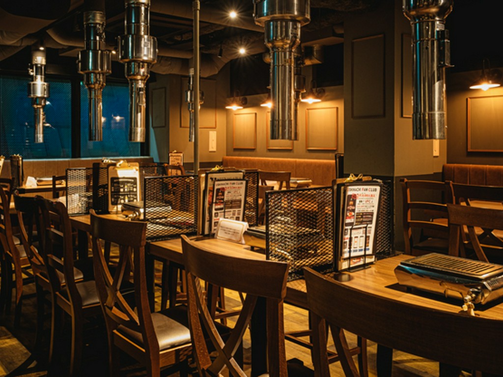 こだわりのオシャレな空間で焼肉を楽しむ