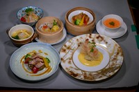 ・本日の前菜
・点心蒸し物3種盛り合わせ
・小籠包
・海老のシャチホコ揚げマンゴーソース
・本日の麺・飯
・デザート

（3名様～コーヒー付き）