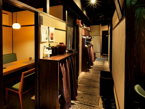 落ち着いた雰囲気がただよう店内。デートや接待にも最適