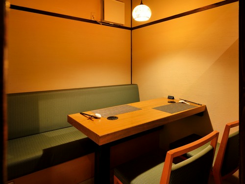 ライトの灯りが優しく包み込んでくれる、くつろぎの空間