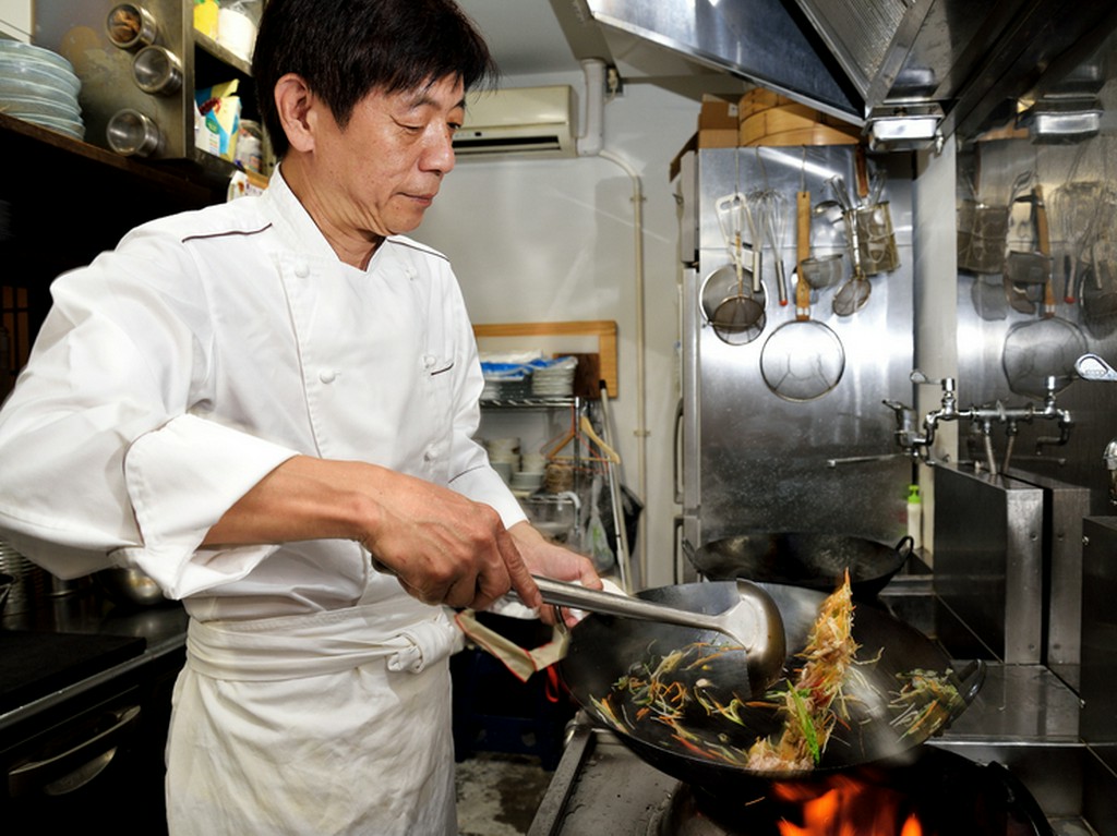 広東料理一筋で40年。確かな技術でゲストを魅了する服部氏